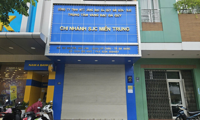 SJC Đà Nẵng tạm ngừng hoạt động, người ôm vàng 'đứng ngồi không yên' - Ảnh 2