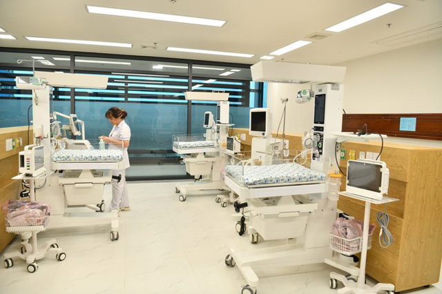 Trung t&acirc;m sơ sinh của Bệnh viện Nhi H&agrave; Nội với nhiều lồng ấp được trang bị đầy đủ