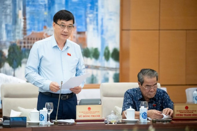 &Ocirc;ng Vũ Hồng Thanh - Chủ nhiệm Ủy ban Kinh tế của Quốc hội ph&aacute;t biểu tại phi&ecirc;n họp s&aacute;ng 9/10. Ảnh: Trung t&acirc;m b&aacute;o ch&iacute;