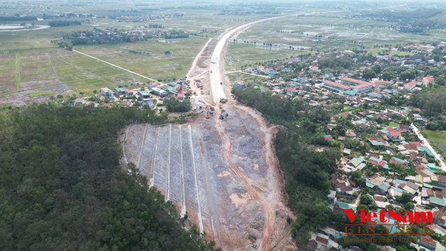 Xẻ núi cao, vượt sông sâu thông tuyến cao tốc Bắc - Nam qua Hà Tĩnh - Ảnh 1