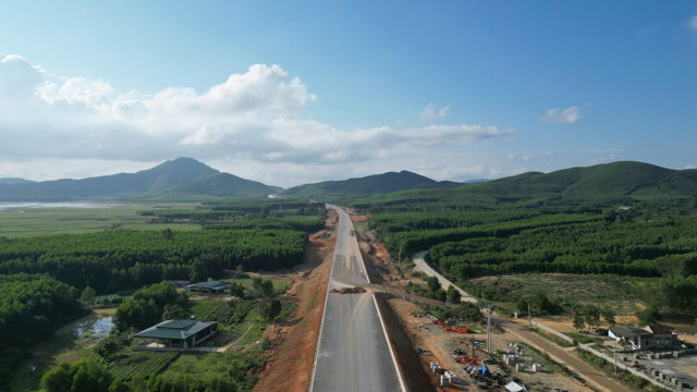 Xẻ núi cao, vượt sông sâu thông tuyến cao tốc Bắc - Nam qua Hà Tĩnh - Ảnh 14