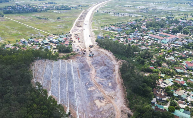 Xẻ núi cao, vượt sông sâu thông tuyến cao tốc Bắc - Nam qua Hà Tĩnh - Ảnh 4