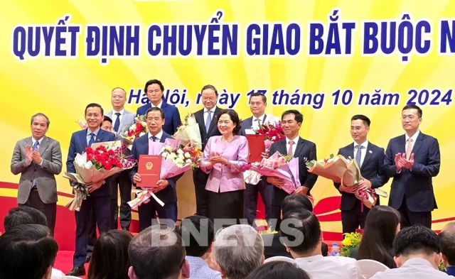 Đại diện MB v&agrave; Techcombank nhận quyết định chuyển giao bắt buộc. (Ảnh: Bnews)