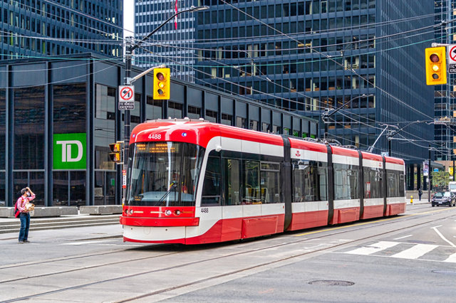 Những đại lộ kết hợp đường bộ v&agrave; đường sắt nhẹ LRT được &aacute;p dụng tr&ecirc;n thế giới (Ảnh: tuyến LRT tại Toronto, Canada)