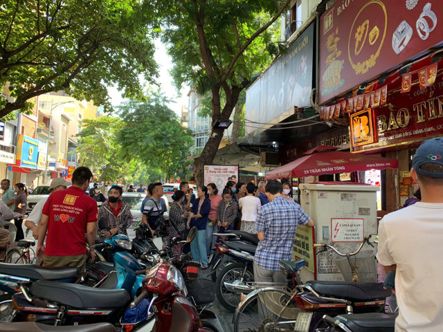 Kh&aacute;ch mua v&agrave;ng để xe tr&agrave;n xuống cả l&ograve;ng đường.