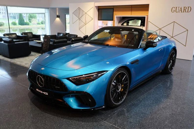 Một chiếc xe Mercedes-AMG SL 63 4MATIC+ được trưng b&agrave;y tại ph&ograve;ng trưng b&agrave;y ở trung t&acirc;m năng lực Mercedes-Benz, tại Sindelfingen. (Reuters) &nbsp;