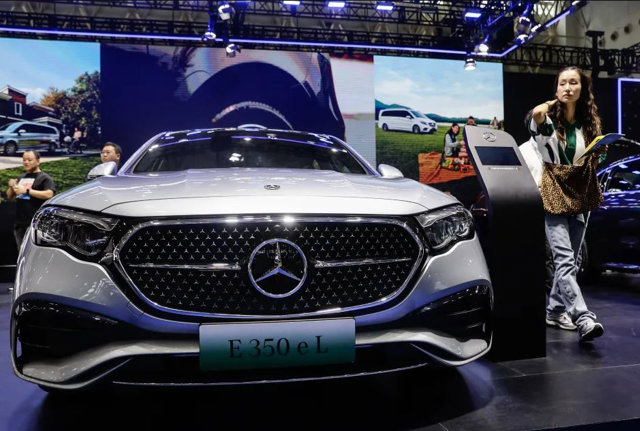 Mercedes-Benz E350el tại Triển l&atilde;m &ocirc; t&ocirc; quốc tế Vũ H&aacute;n 2024 v&agrave;o ng&agrave;y 14 th&aacute;ng 9 năm 2024. (Wang HE/Getty Images) &middot; Wang HE qua Getty Images &nbsp;