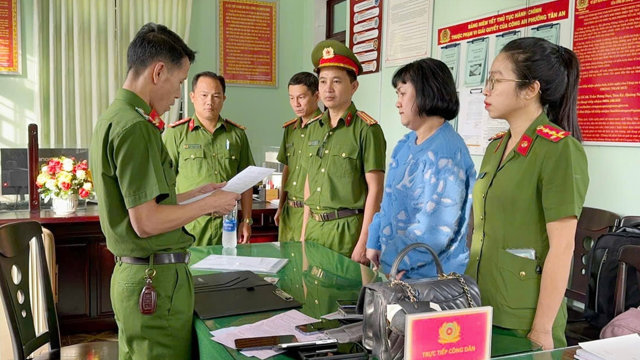 B&agrave; Ho&agrave;ng Thị Kim Ch&acirc;u tại cơ quan chức năng. Ảnh: CACC &nbsp;