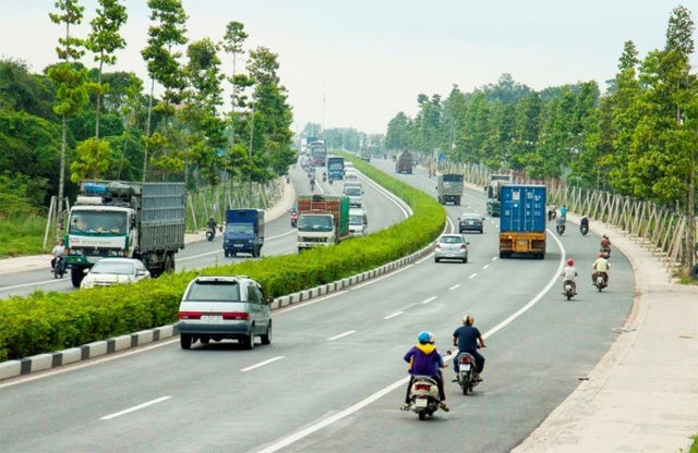 Đoạn đi qua địa b&agrave;n huyện Ph&uacute; Gi&aacute;o được đề xuất quy hoạch mở rộng h&agrave;nh lang hai b&ecirc;n để bố tr&iacute; đường song h&agrave;nh của địa phương với tổng mặt cắt ngang 100m.