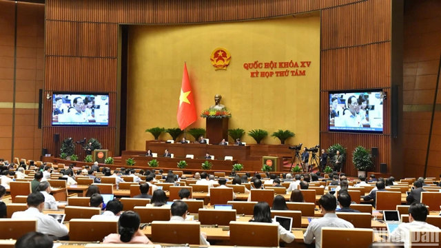 To&agrave;n cảnh phi&ecirc;n chất vấn.