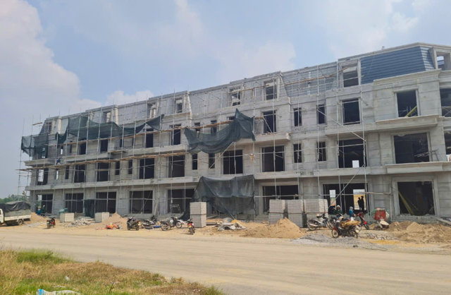 Gi&aacute; b&aacute;n của shophouse mặt trục đường lớn đ&atilde; x&acirc;y dựng th&ocirc; được rao b&aacute;n với gi&aacute; hơn 6 tỷ đồng/căn