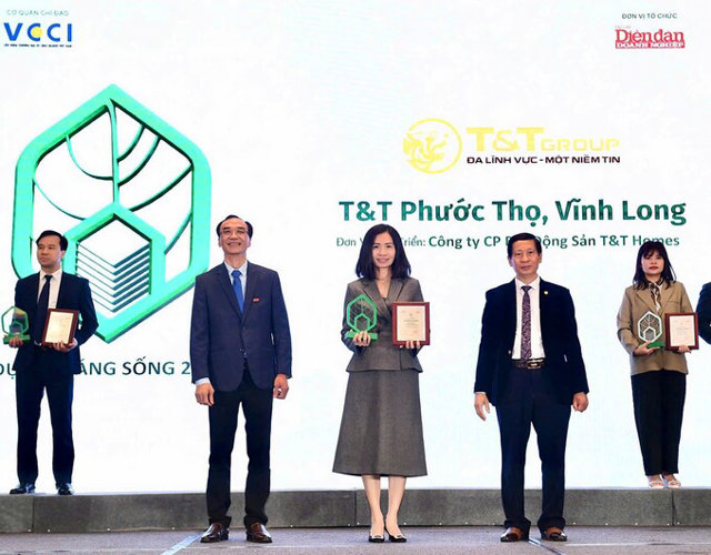 B&agrave; Trần Thị Minh Th&uacute;y &ndash; Tổng Gi&aacute;m đốc T&amp;T Homes (ch&iacute;nh giữa) l&ecirc;n nhận giải Dự &aacute;n đ&aacute;ng sống 2024 cho dự &aacute;n Khu d&acirc;n cư Phước Thọ (Vĩnh Long).