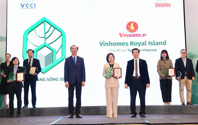 Vinhomes Royal Island nhận giải thưởng &ldquo;Dự &aacute;n đ&aacute;ng sống tiềm năng&rdquo; v&agrave; &ldquo;Dự &aacute;n c&oacute; hạ tầng ti&ecirc;u biểu&rdquo;