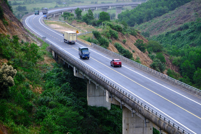 Cao tốc La Sơn - H&ograve;a Li&ecirc;n được mở rộng quy m&ocirc; l&ecirc;n 4 l&agrave;n xe.