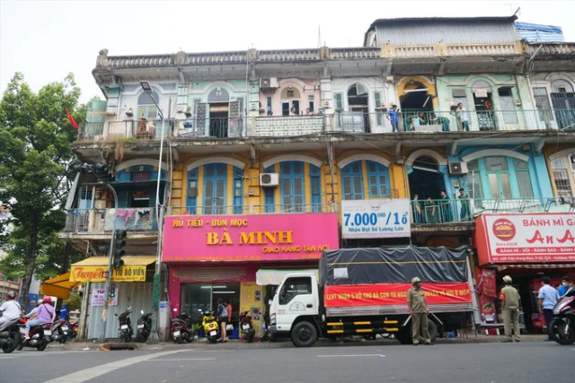 Chung cư 440 Trần Hưng Đạo được x&acirc;y từ trước năm 1975, quy m&ocirc; 3 tầng, rộng hơn 250 m2 c&oacute; hai mặt tiền đường Trần Hưng Đạo v&agrave; Ch&acirc;u Văn Li&ecirc;m.