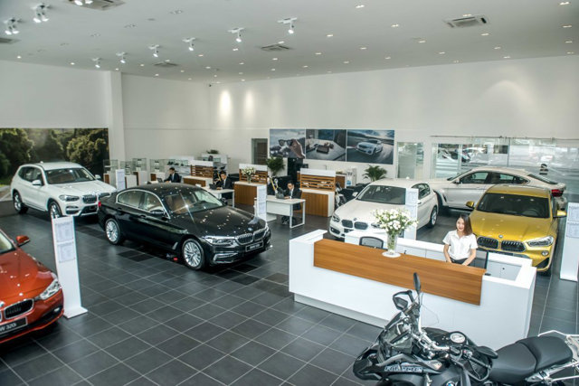 Kh&ocirc;ng gian showroom trưng b&agrave;y tại đại l&yacute; BMW ở H&agrave; Nội &nbsp;