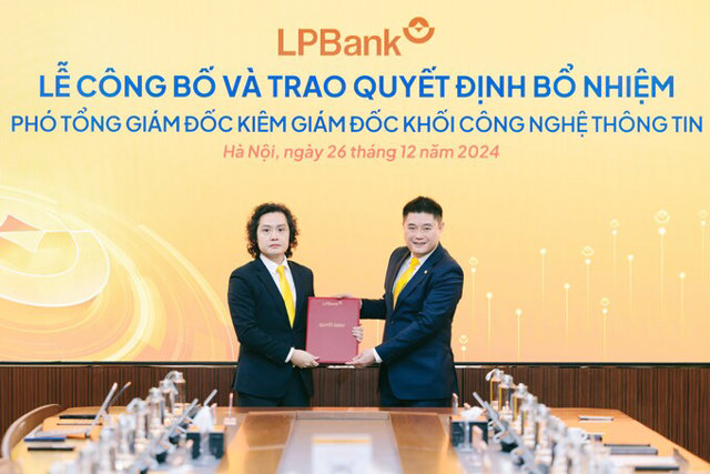 &Ocirc;ng Nguyễn Đức Thụy &ndash; Chủ tịch HĐQT LPBank trao quyết định bổ nhiệm cho &ocirc;ng Lưu Danh Đức &nbsp;