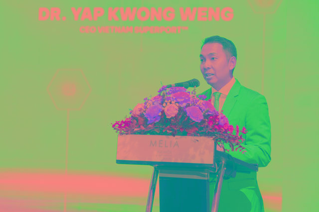 Tiến sĩ Yap Kwong Weng, CEO Việt Nam SuperPortTM ph&aacute;t biểu tại lễ k&yacute; kết. &nbsp;