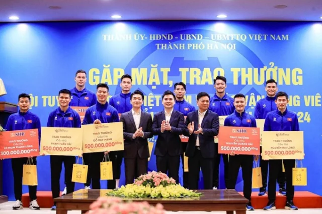 Tập đo&agrave;n T&amp;T Group v&agrave; Ng&acirc;n h&agrave;ng SHB trao thưởng cho c&aacute;c cầu thủ CLB H&agrave; Nội v&agrave; CLB C&ocirc;ng an H&agrave; Nội.