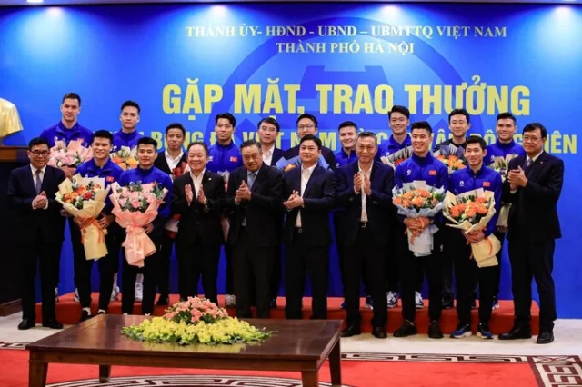 Th&agrave;nh phố H&agrave; Nội trao thưởng cho đội tuyển Việt Nam v&agrave; c&aacute;c cầu thủ H&agrave; Nội