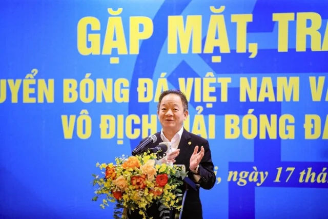 Nh&agrave; s&aacute;ng lập, Chủ tịch điều h&agrave;nh Tập đo&agrave;n T&amp;T Group, Chủ tịch Ng&acirc;n h&agrave;ng SHB, &ocirc;ng Đỗ Quang Hiển ch&uacute;c mừng th&agrave;nh t&iacute;ch của c&aacute;c cầu thủ H&agrave; Nội v&agrave; đội tuyển Việt Nam.