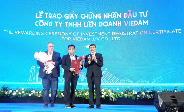 L&atilde;nh đạo TP. Đ&agrave; Nẵng trao giấy chứng nhận đầu tư cho&nbsp;C&ocirc;ng ty TNHH Li&ecirc;n doanh Viedam.