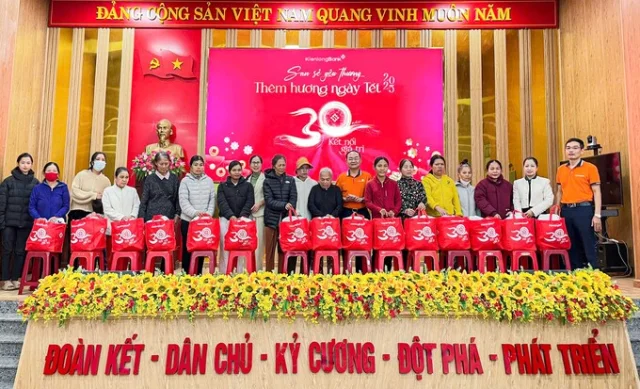 H&agrave;nh tr&igrave;nh 12 năm &ldquo;San sẻ y&ecirc;u thương &ndash; Th&ecirc;m hương ng&agrave;y Tết&rdquo; của KienlongBank đến với người d&acirc;n