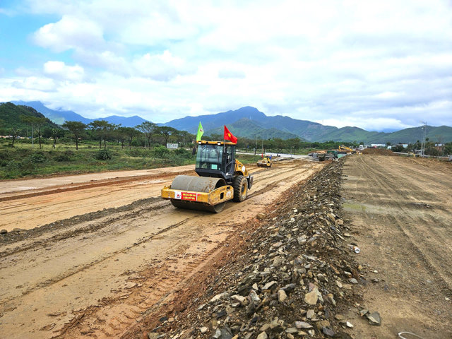 Đơn vị thi c&ocirc;ng đang tập trung lực lượng triển khai dự &aacute;n.