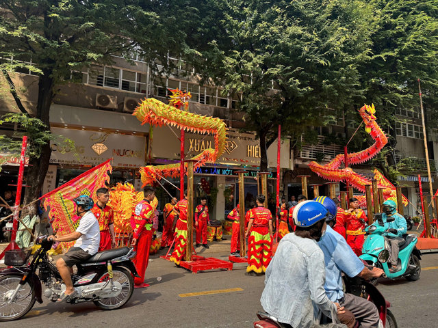 Ngày vía Thần tài: Giá vàng nhẫn có nơi 'chém' tới 9,2 triệu đồng - Ảnh 4