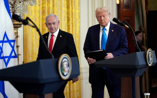 Tổng thống Trump v&agrave; Thủ tướng Israel Benjamin Netanyahu đến dự một cuộc họp b&aacute;o tại Ph&ograve;ng ph&iacute;a Đ&ocirc;ng của Nh&agrave; Trắng ng&agrave;y 4/2 (Ảnh : Evan Vucci/AP)