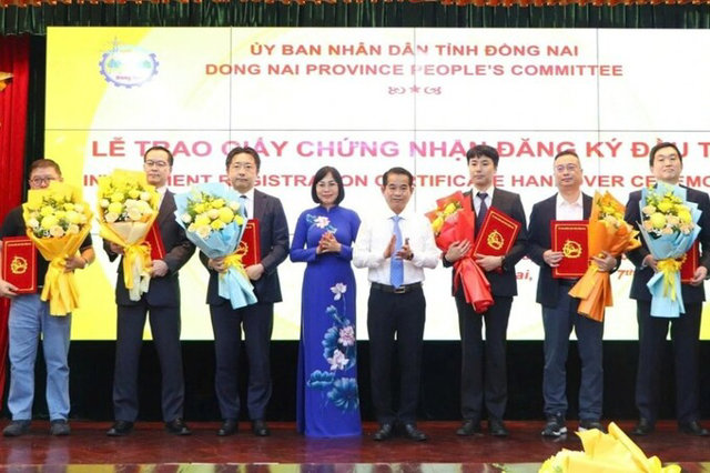 UBND tỉnh Đồng Nai trao Giấy chứng nhận cho 14 dự &aacute;n vốn đầu tư trực tiếp nước ngo&agrave;i (FDI) v&agrave; vốn trong nước.