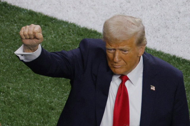 Tổng thống Mỹ Donald Trump dự trận đấu tranh Si&ecirc;u c&uacute;p b&oacute;ng bầu dục Mỹ (Super Bowl) ở New Orleans, Louisiana, h&ocirc;m 9.2 ẢNH: REUTERS