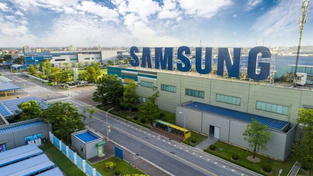 C&aacute;c khoản đầu tư của Samsung đ&atilde; tạo ra hơn 160,000 việc l&agrave;m trực tiếp v&agrave; gi&aacute;n tiếp tại Việt Nam, bao gồm nh&acirc;n vi&ecirc;n l&agrave;m việc tại c&aacute;c nh&agrave; m&aacute;y, trung t&acirc;m R&amp;D v&agrave; c&aacute;c nh&agrave; cung cấp phụ trợ.