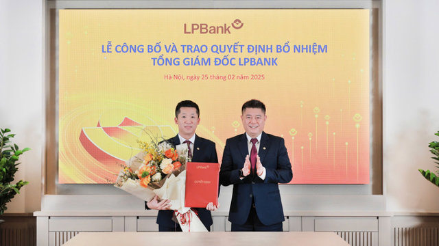 &Ocirc;ng Nguyễn Đức Thụy &ndash; Chủ tịch HĐQT LPBank (phải) trao quyết định bổ nhiệm cho &ocirc;ng Vũ Quốc Kh&aacute;nh &ndash; Tổng Gi&aacute;m đốc LPBank (tr&aacute;i)