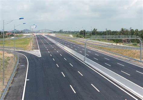 S&acirc;n bay Ph&ugrave; C&aacute;t được mở rộng, c&ugrave;ng với dự &aacute;n cao tốc Quy Nhơn - Pleiku khởi c&ocirc;ng, hứa hẹn tạo c&uacute; h&iacute;ch cho kinh tế du lịch v&agrave; bất động sản B&igrave;nh Định. &nbsp;