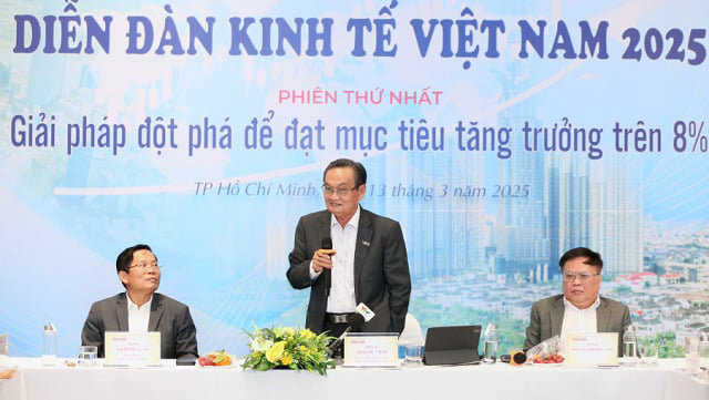 TS. Trần Du Lịch nhấn mạnh mục ti&ecirc;u tăng trưởng 2 con số trong năm nay kh&ocirc;ng chỉ l&agrave; con số đơn thuần m&agrave; l&agrave; kh&aacute;t vọng. (Ảnh: NLD)