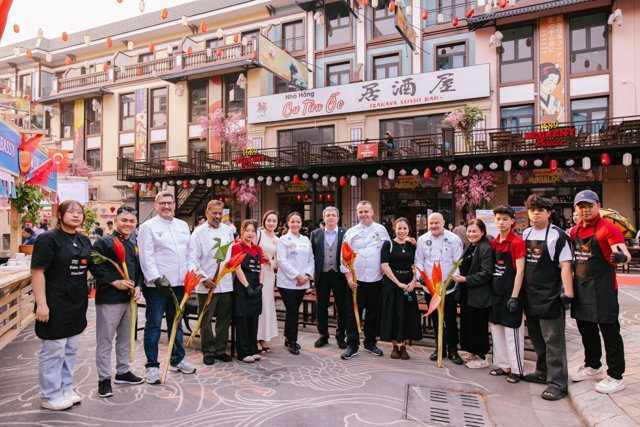 Ng&agrave;i Shovgi Mehdizada đại sứ đặc mệnh to&agrave;n quyền Azerbaijan tại Việt Nam v&agrave; Chef Don David c&ugrave;ng c&aacute;c đầu bếp quốc tế từ Worldchefs tại Lễ hội