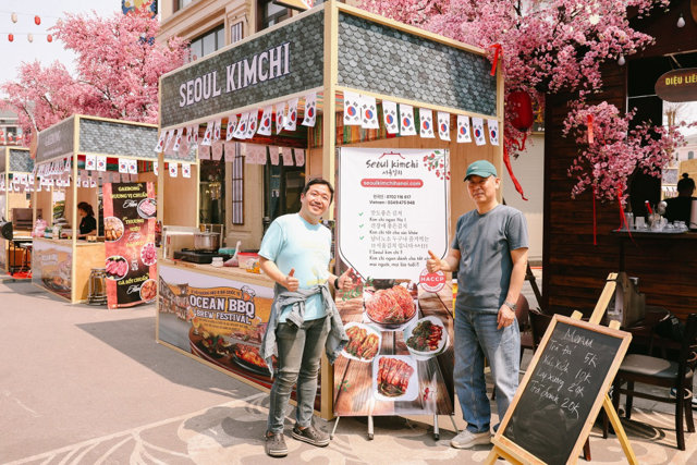 Du kh&aacute;ch nước ngo&agrave;i th&iacute;ch th&uacute; t&igrave;m kh&aacute;m v&agrave; thử c&aacute;c m&oacute;n nướng mới lạ tại quầy nướng đến từ quốc gia Trung Đ&ocirc;ng &ndash; Li Băng