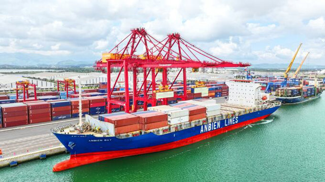 Hơn 300 container h&agrave;ng h&oacute;a được xuất khẩu từ cảng quốc tế Chu Lai đến c&aacute;c nước tr&ecirc;n thế giới trong ng&agrave;y đầu xu&acirc;n