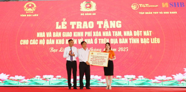 Đại diện Tập đo&agrave;n T&amp;T Group v&agrave; Ng&acirc;n h&agrave;ng SHB trao bảng tượng trưng hỗ trợ kinh ph&iacute; 42 tỷ đồng để x&acirc;y dựng 700 căn nh&agrave; cho c&aacute;c hộ d&acirc;n kh&oacute; khăn tr&ecirc;n địa b&agrave;n tỉnh Bạc Li&ecirc;u
