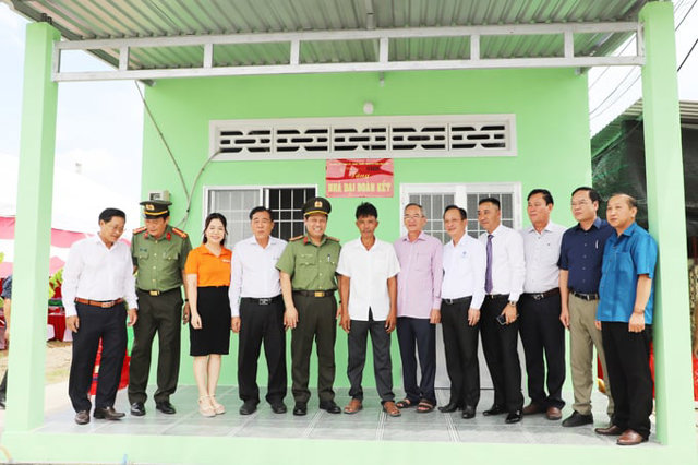 L&atilde;nh đạo Bộ C&ocirc;ng an, l&atilde;nh đạo tỉnh Bạc Li&ecirc;u v&agrave; đại diện Tập đo&agrave;n T&amp;T Group, Ng&acirc;n h&agrave;ng SHB dự kh&aacute;nh th&agrave;nh nh&agrave; của hộ d&acirc;n được hỗ trợ