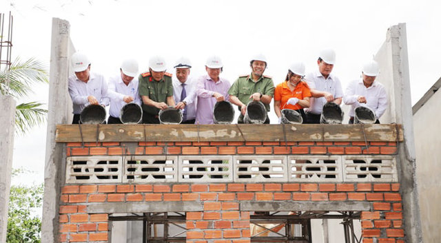 L&atilde;nh đạo Bộ C&ocirc;ng an, l&atilde;nh đạo tỉnh Bạc Li&ecirc;u c&ugrave;ng đại diện Tập đo&agrave;n T&amp;T Group v&agrave; Ng&acirc;n h&agrave;ng SHB l&agrave;m nghi thức cất n&oacute;c nh&agrave; cho hộ ngh&egrave;o
