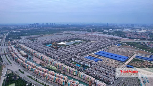 C&ograve;n khu đ&ocirc; thị&nbsp;Vinhomes Ocean Park 3 c&oacute; diện t&iacute;ch&nbsp;294ha, đ&acirc;y l&agrave; khu vực nghỉ dưỡng với kh&ocirc;ng gian xanh m&aacute;t, hệ thống c&ocirc;ng vi&ecirc;n nước v&agrave; biển nh&acirc;n tạo.