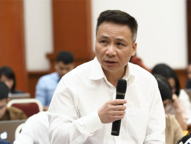 &Ocirc;ng H&agrave; Duy T&ugrave;ng, Ph&oacute; Chủ tịch UBCKNN trả lời b&aacute;o ch&iacute; tại buổi họp b&aacute;o qu&yacute; I/2025 của Bộ T&agrave;i ch&iacute;nh &nbsp;