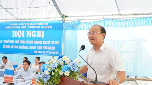 &Ocirc;ng Nguyễn Anh Đức - Chủ tịch UBND huyện Cần Giuộc ph&aacute;t biểu trong buổi lấy &yacute; kiến nh&acirc;n d&acirc;n về phương &aacute;n bồi thường, hỗ trợ v&agrave; t&aacute;i định cư đối với đất phi n&ocirc;ng nghiệp. &nbsp;