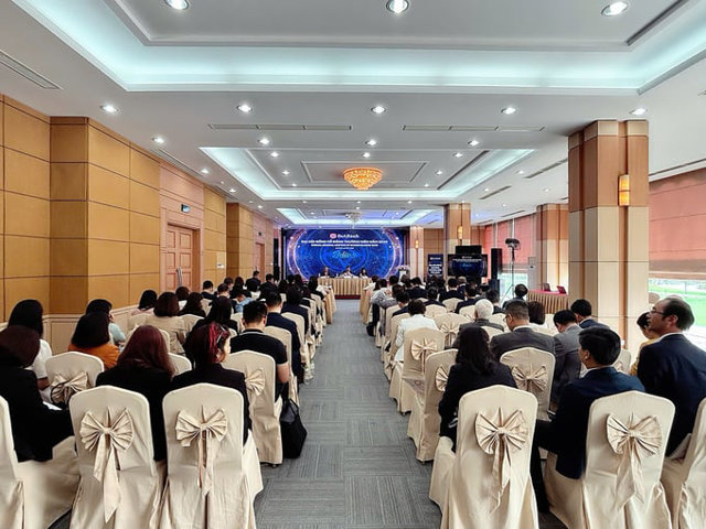 Tại Đại hội, Ban L&atilde;nh đạo SeABank đ&atilde; th&ocirc;ng tin tới cổ đ&ocirc;ng về kết quả hoạt động kinh doanh năm 2024 v&agrave; kế hoạch năm 2025. Ảnh: SeABank