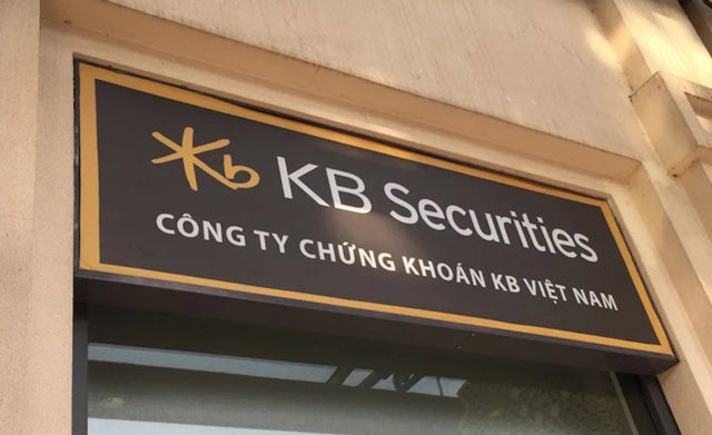 Phạt tiền, đình chỉ giao dịch loạt công ty chứng khoán, quản lý quỹ - Ảnh 1
