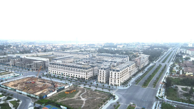 Khu b&aacute;n đảo Bảo Ninh, TP. Đồng Hới (Quảng B&igrave;nh) đang được c&aacute;c nh&agrave; đầu tư &ldquo;đổ bộ&rdquo; về x&acirc;y dựng gi&uacute;p thị trường BĐS khu vực Bắc Trung Bộ &ldquo;ấm&rdquo;l&ecirc;n.