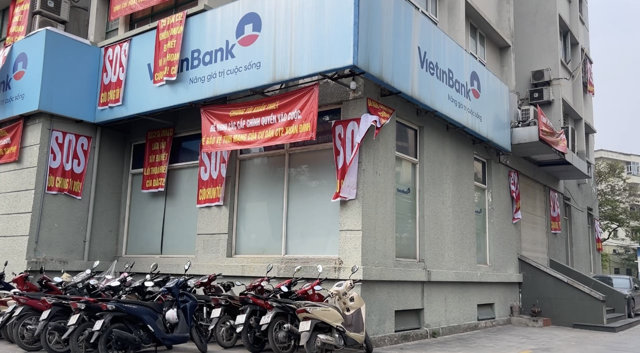 Cả vạn m2 sàn thương mại ế ẩm, phủ bụi giữa chung cư kín người - Ảnh 1