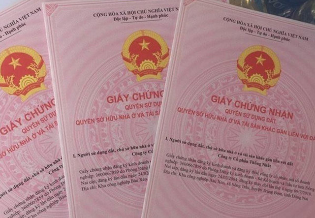 Đối với 48 thủ tục đang do cấp huyện thực hiện, Sở TN-MT TP.HCM đề xuất ph&acirc;n bổ lại chuyển 4 thủ tục về cấp tỉnh, 38 thủ tục về cấp x&atilde; v&agrave; b&atilde;i bỏ 6 thủ tục do tr&ugrave;ng lặp.